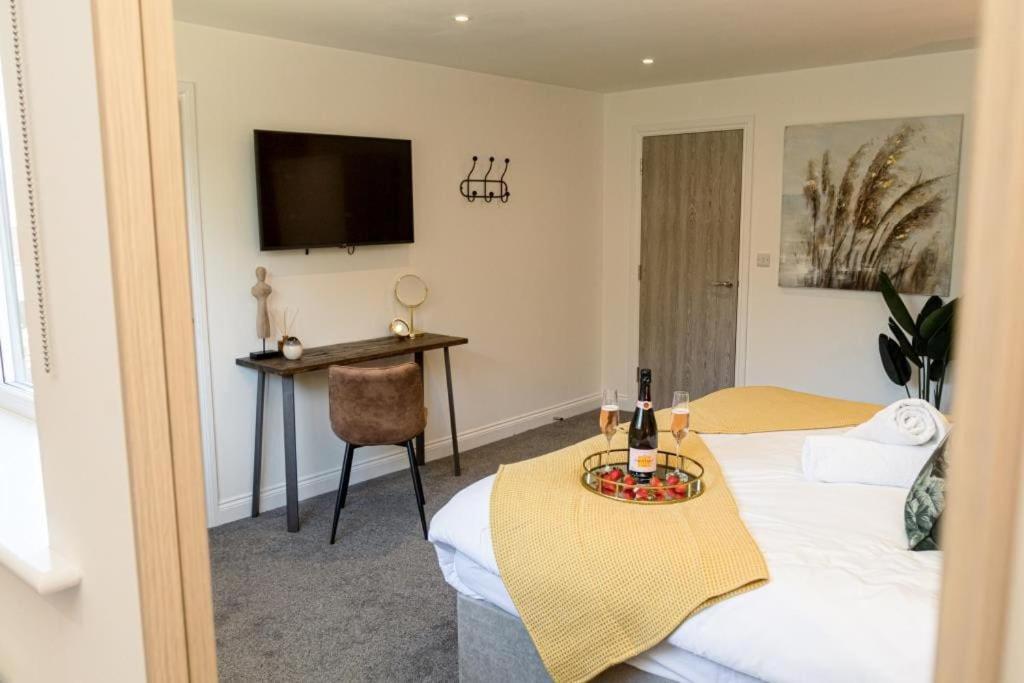 Bournecoast - Stylish Flat With Balcony - Sea Glimpses - 10 Min Walk To Beach - Parking - Wifi - Fm8405 ボーンマス エクステリア 写真
