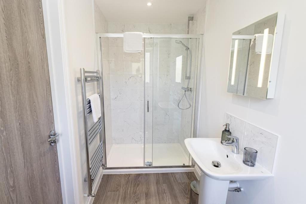 Bournecoast - Stylish Flat With Balcony - Sea Glimpses - 10 Min Walk To Beach - Parking - Wifi - Fm8405 ボーンマス エクステリア 写真