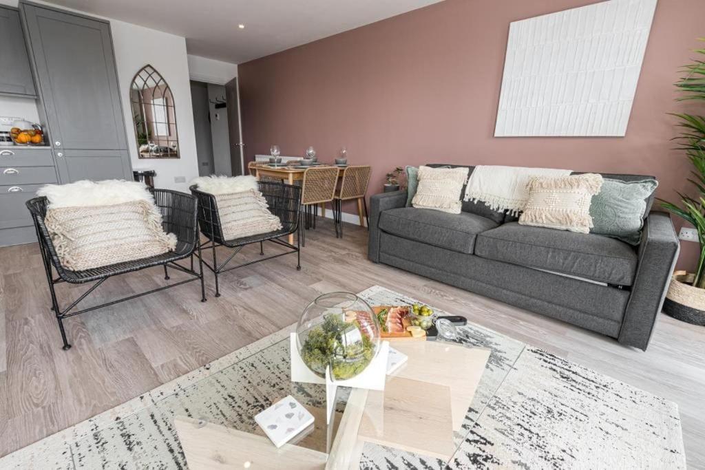 Bournecoast - Stylish Flat With Balcony - Sea Glimpses - 10 Min Walk To Beach - Parking - Wifi - Fm8405 ボーンマス エクステリア 写真