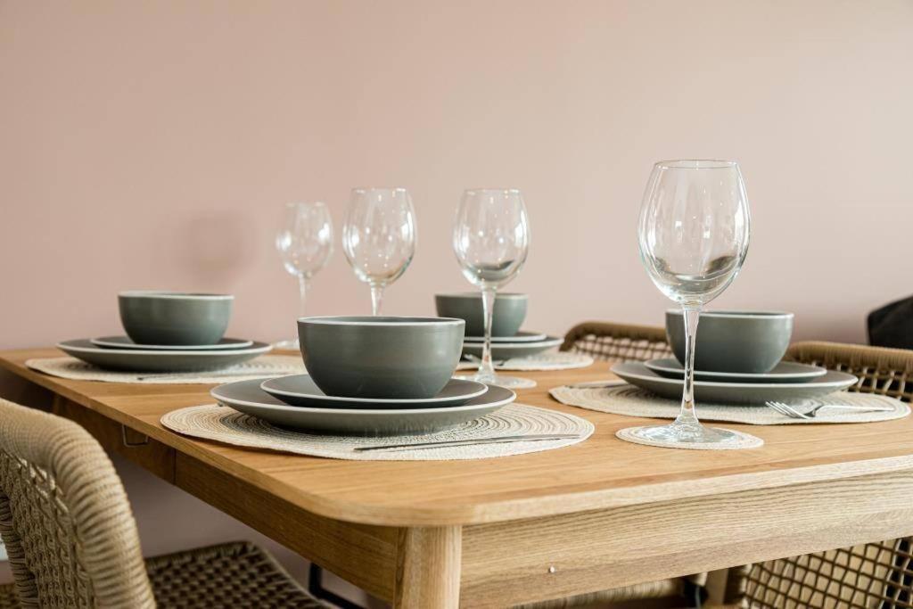 Bournecoast - Stylish Flat With Balcony - Sea Glimpses - 10 Min Walk To Beach - Parking - Wifi - Fm8405 ボーンマス エクステリア 写真